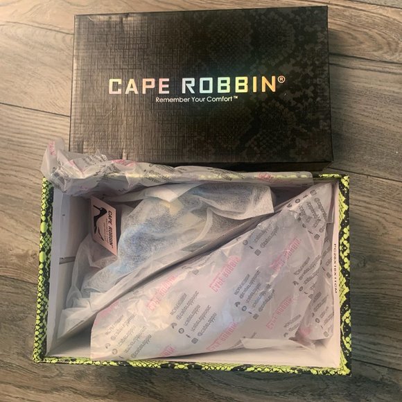 NWT CAPE ROBBIN AIGO GOLD STUDDED LACE UP HEELS PRINT 5.5 - Picture 7 of 8